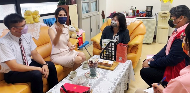 屏東執行分署楊分署長（左2）拜訪身障福利中心陳主任（左3），洽談日後各項跨機關合作