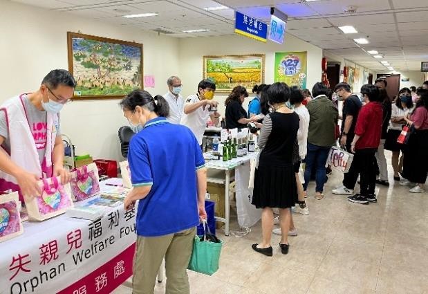 新北分署中秋節愛心關懷義賣活動，邀請「新北市聯合志願服務協會」及「財團法人失親兒福利基金會」共襄盛舉。