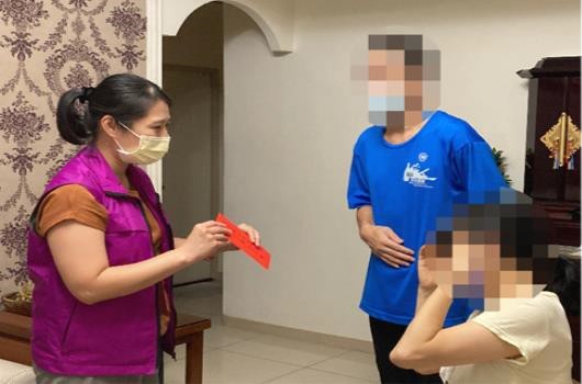 行政執行官致贈關懷紅包
陳男配偶感動落淚。