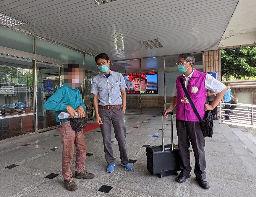 楊男等待戒護解送至管收所期間，行政執行人員共同曉諭其自動繳清欠款或辦理分期繳納。