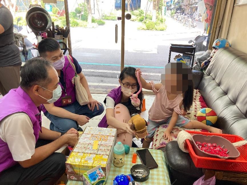 小孩對於整箱玩具開心不已