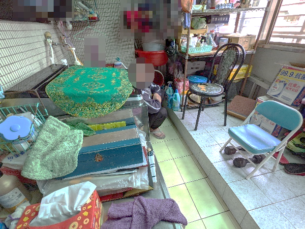 蒲男於自家陽台遭執行人員拘獲。
