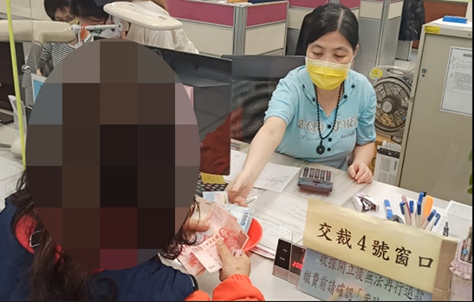 義務人之配偶(立者)陪同其婆婆(坐者) 
至新北分署向書記官說明案情。