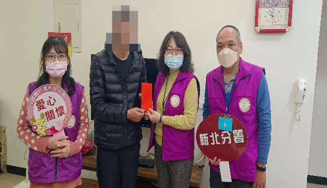新北分署訪視義務人並致贈春節關懷紅包及物資。