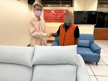 沙發廠呂姓負責人至新北分署向書記官致謝。