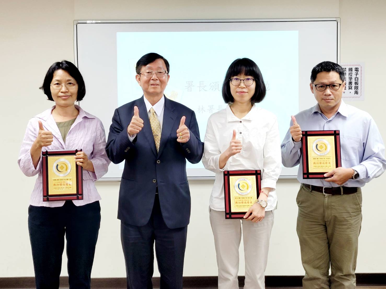 9.林署長慶宗頒發111年度行政執行官執行績效優良各群組前3名獎項