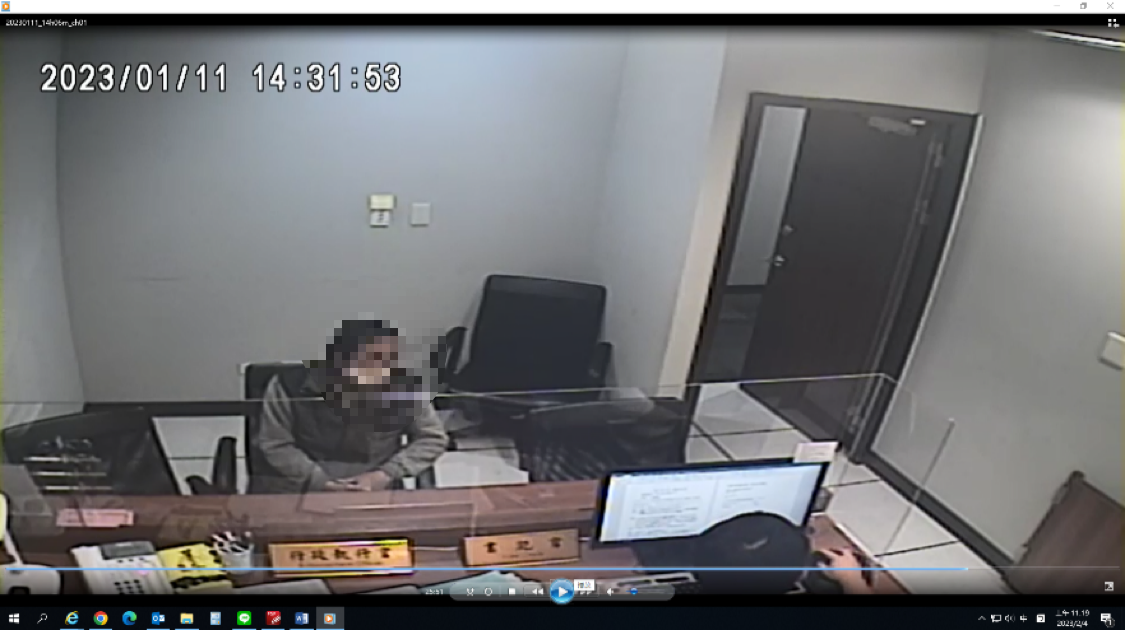 義務人到場向書記官表示要看到違規影像才願繳納罰鍰(截取自監視器畫面)。