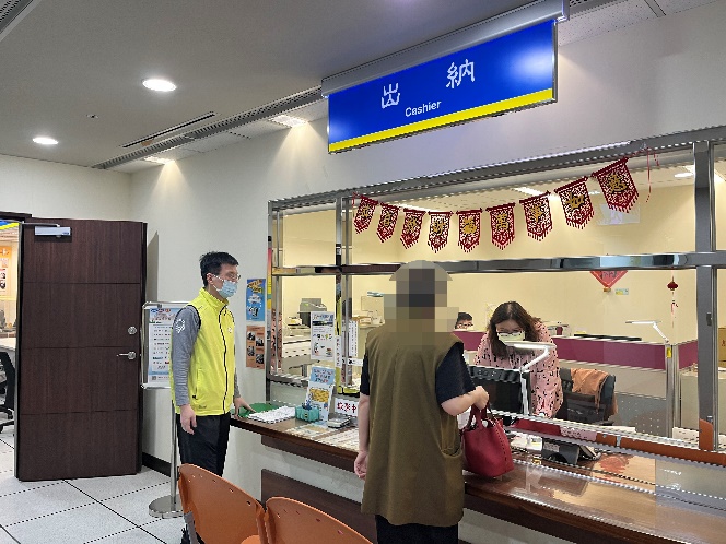 書記官引導義務人至新北分署出納室
以現金繳納分期款項。