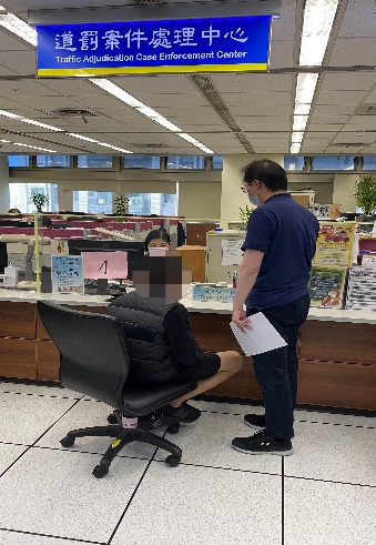 書記官陪同義務人至新北市政府交通事件裁決處派駐新北分署之服務窗口繳納分期款項。