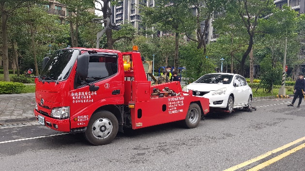 新北分署執行人員於路邊收費停車格查封義務人之車輛，並拖回保管。