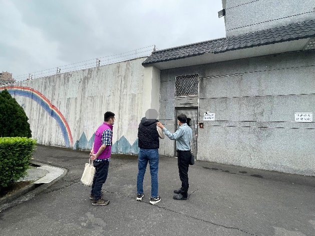執行人員在管收所門口等候
準備將負責人送進管收所。