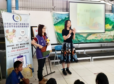 楊分署長（右）透過互動式問答遊戲宣導反霸凌與網路安全