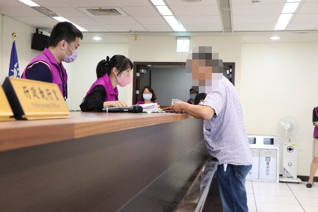 坐落新北市三重區力行路1段89巷12號金店面，由某代書以其3個小孩名義得標。