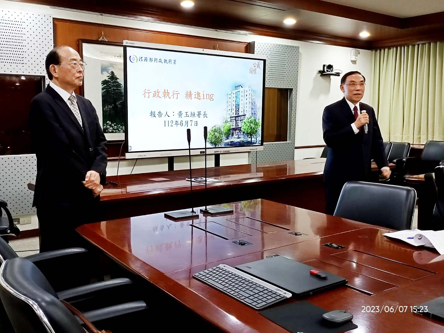 部長與黃署長 (1)