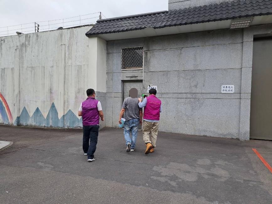 法院裁定准予管收後，執行人員解送方男至管收所。