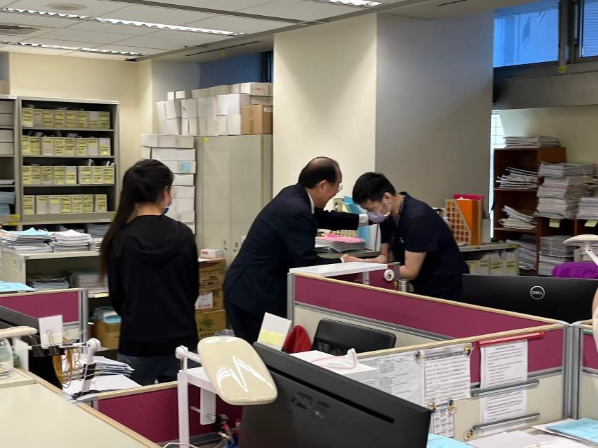 署長親切地與同仁握手表達感謝之意。