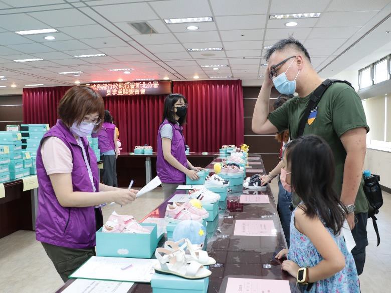 新北分署「夏季童鞋變賣會」吸引民眾購買。