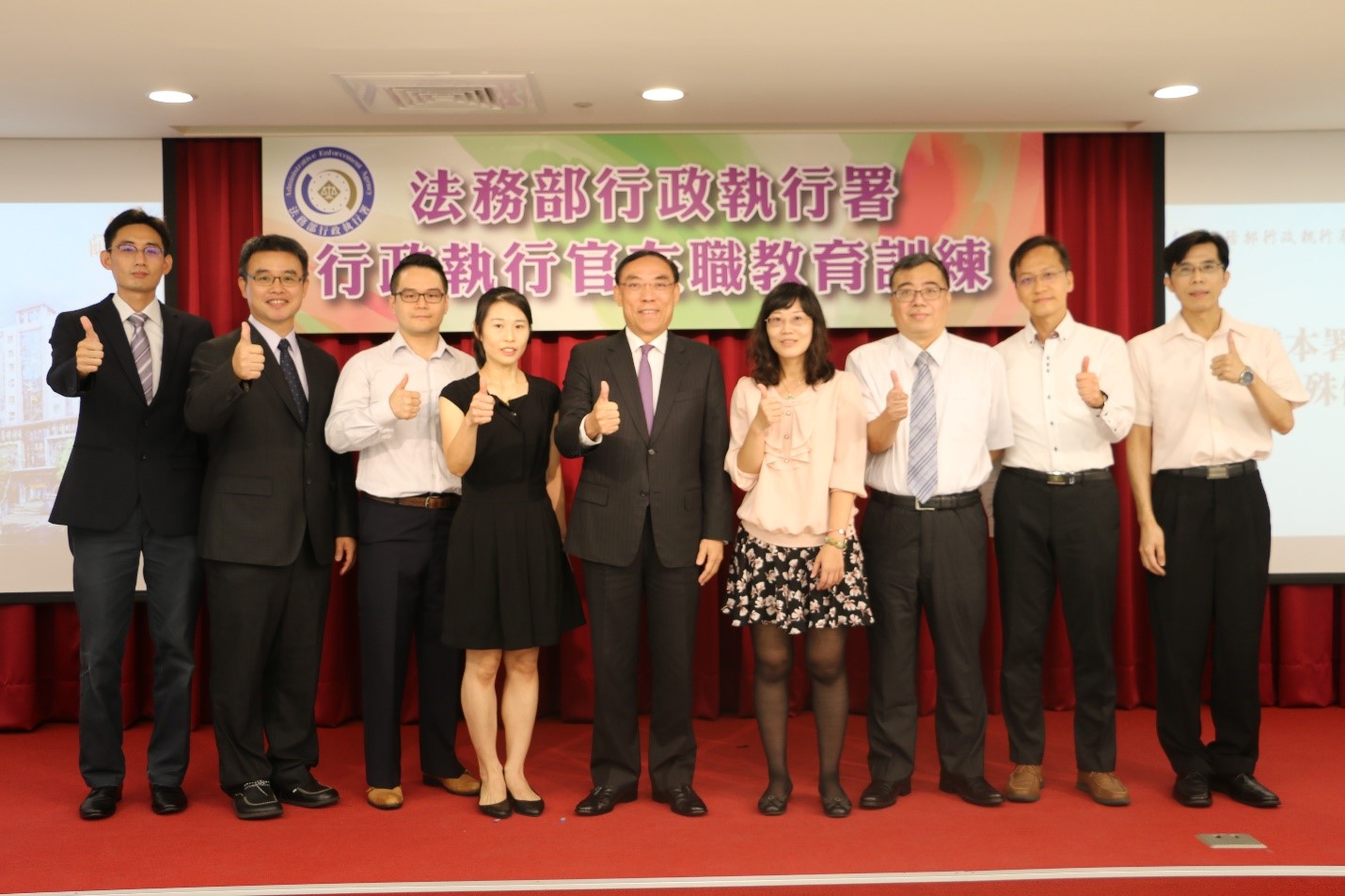 蔡部長與8位具體特殊優良事蹟獎之行政執行官合影