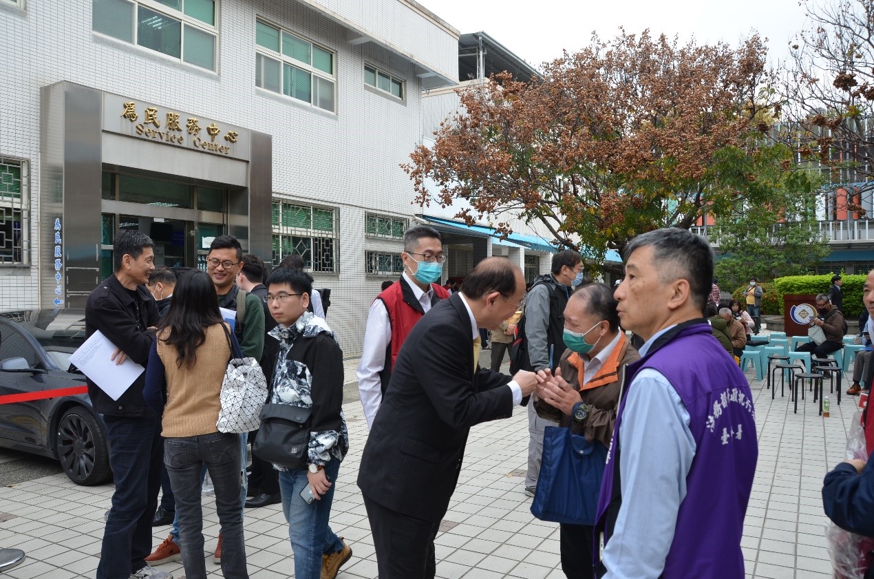 黃玉垣署長親自參與臺中分署「大墩公義市集」為同仁加油打氣