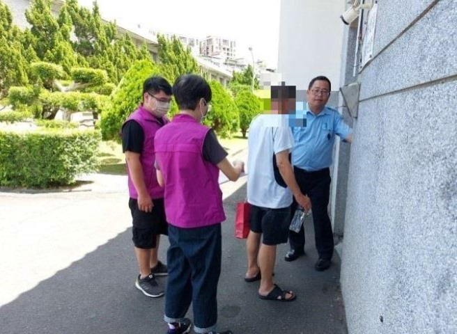 執行人員準備將史男送進管收所