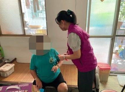 新北分署行政執行官和書記官至徐婦住處進行關懷訪視並致贈愛心物資。