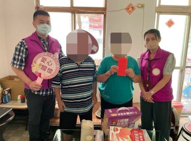 新北分署行政執行官和書記官至徐婦住處進行關懷訪視並致贈愛心物資。