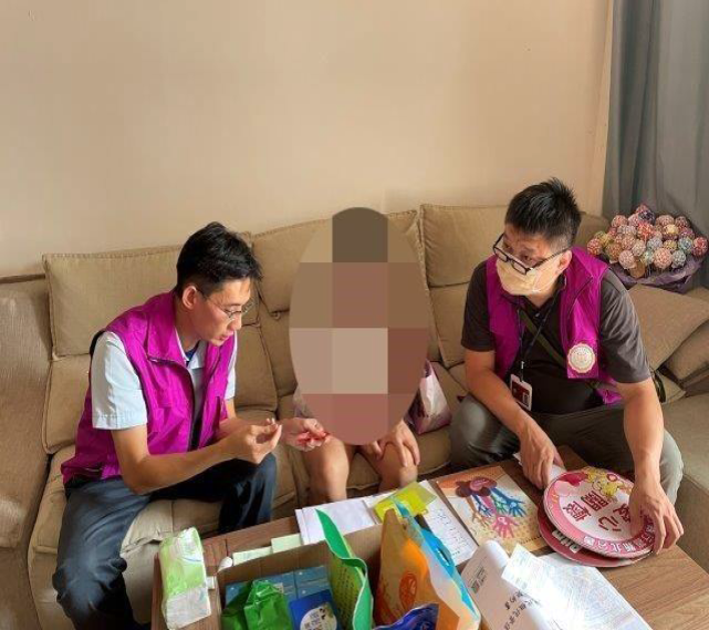 新北分署啟動中秋愛心關懷列車，由行政執行官帶隊分別至義務人府上送暖，讓 2 位面臨人生困境之義務人備感溫馨。