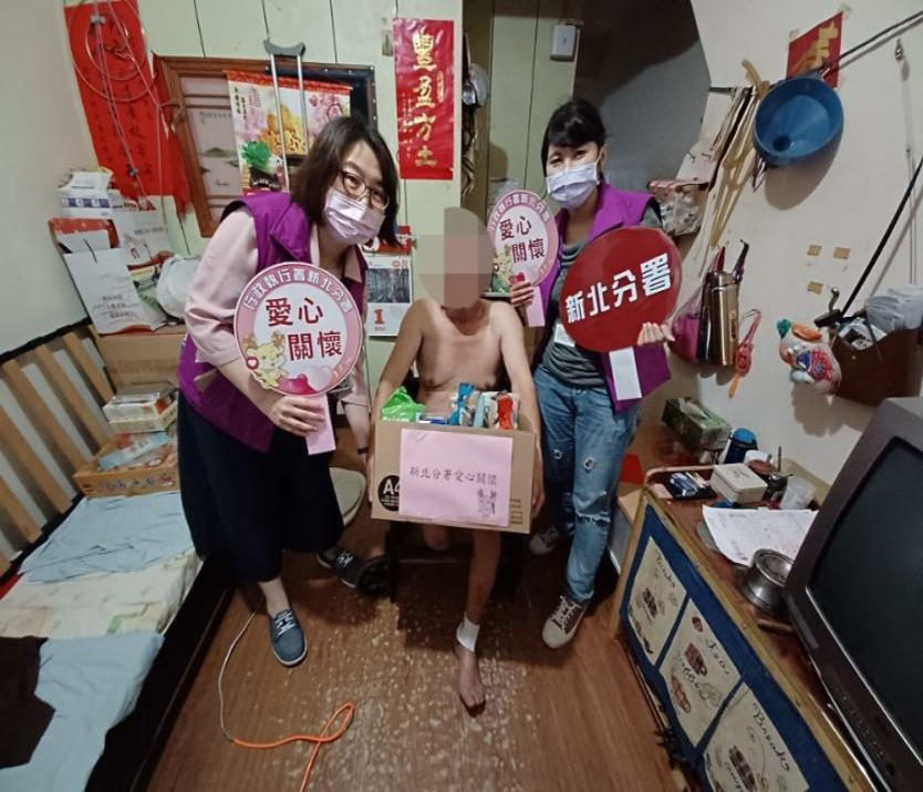 新北分署啟動中秋愛心關懷列車，由行政執行官帶隊分別至義務人府上送暖，讓 2 位面臨人生困境之義務人備感溫馨。