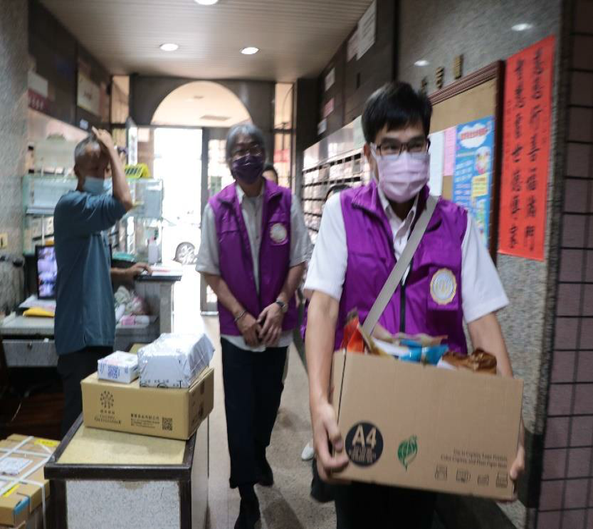 新北分署黃分署長立維帶領行政執行官及書記官至義務人府上愛心關懷。