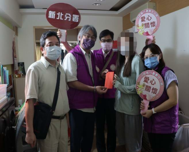 新北分署黃分署長立維帶領行政執行官及書記官至義務人府上愛心關懷。