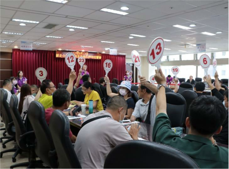 新北分署扣押物拍賣會共吸引 24 位民眾領牌競標及接近滿場之民眾到場觀看