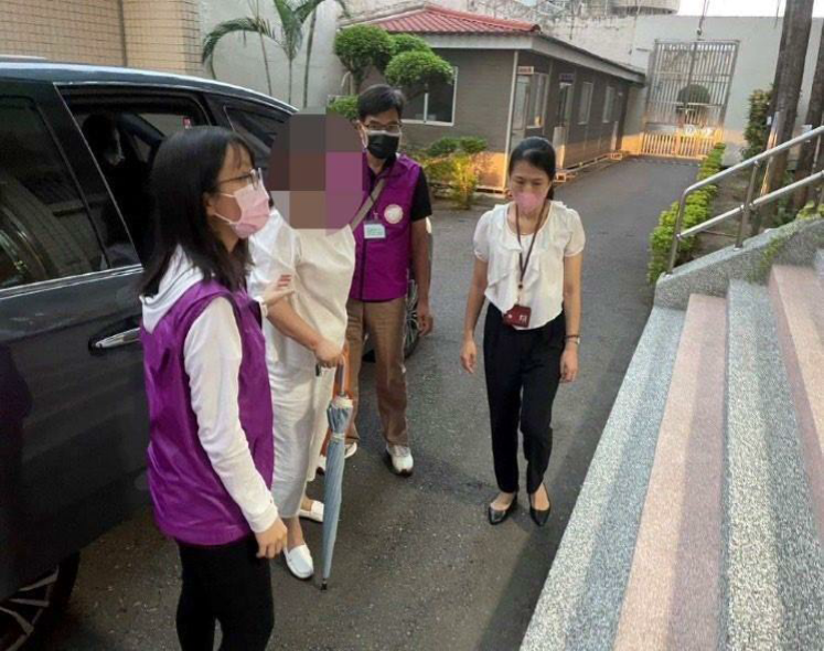 法院裁定准予管收後，執行人員準備解送林女前往管收所。