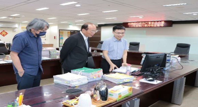 行政執行署黃署長玉垣參觀執行業務定期檢查的過程，慰問檢查人員的辛勞