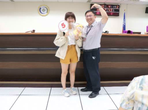 女同學幸運得獎，讓參訪學生在學習法拍專業知識之餘，也融入歡樂氣氛，參訪活動圓滿結束