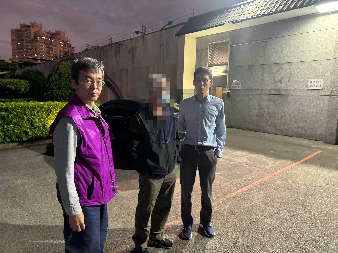法院裁准管收後，行政執行官及書記官將義務人解送至管收所。