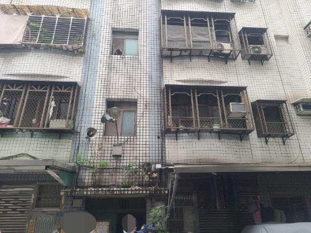 板橋區新興街公寓吸引10組人馬搶標，以581萬9,999元拍定