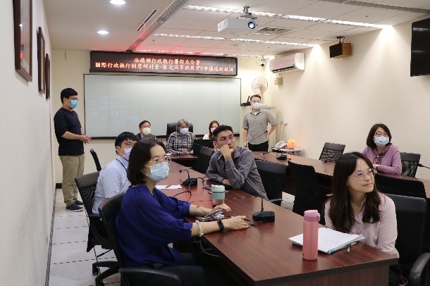 新北分署黃分署長立維率全體(主任)行政執行官以視訊連線方式與蔡部長清祥互動
