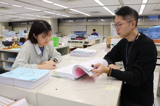 新北分署書記官向法律學系實習生說明執行案卷，以深入瞭解個案之辦理情形