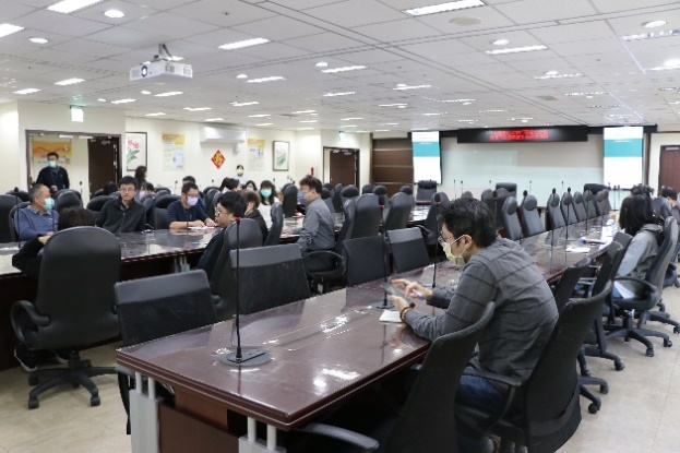 新北分署執行科同仁聚精會神聆聽參與課程，並與講師熱切討論喊價系統之操作細節