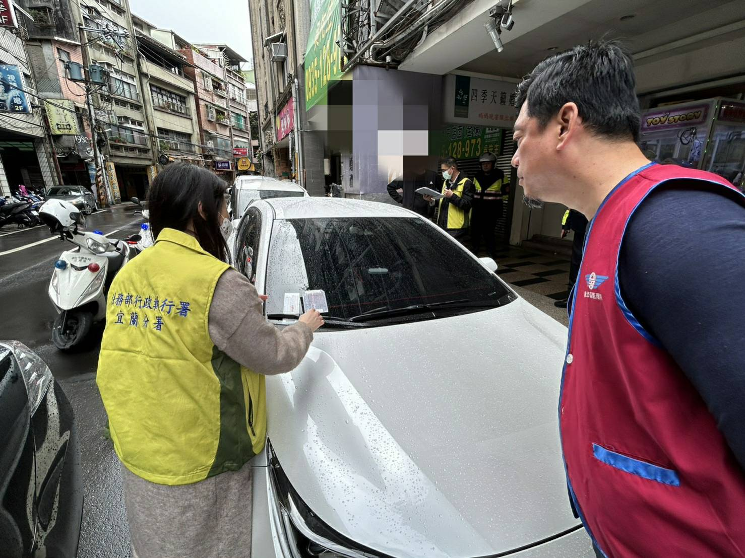 分署人員張貼封條