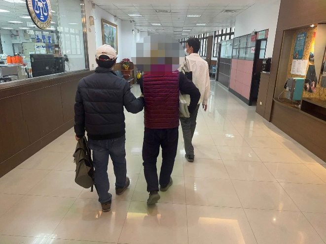 行政執行官及書記官解送義務人至臺灣新北地方法院聲請管收。