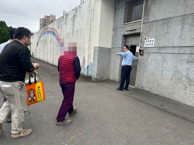 法官裁准管收後，義務人在執行員解送下，準備進管收所執行管收。