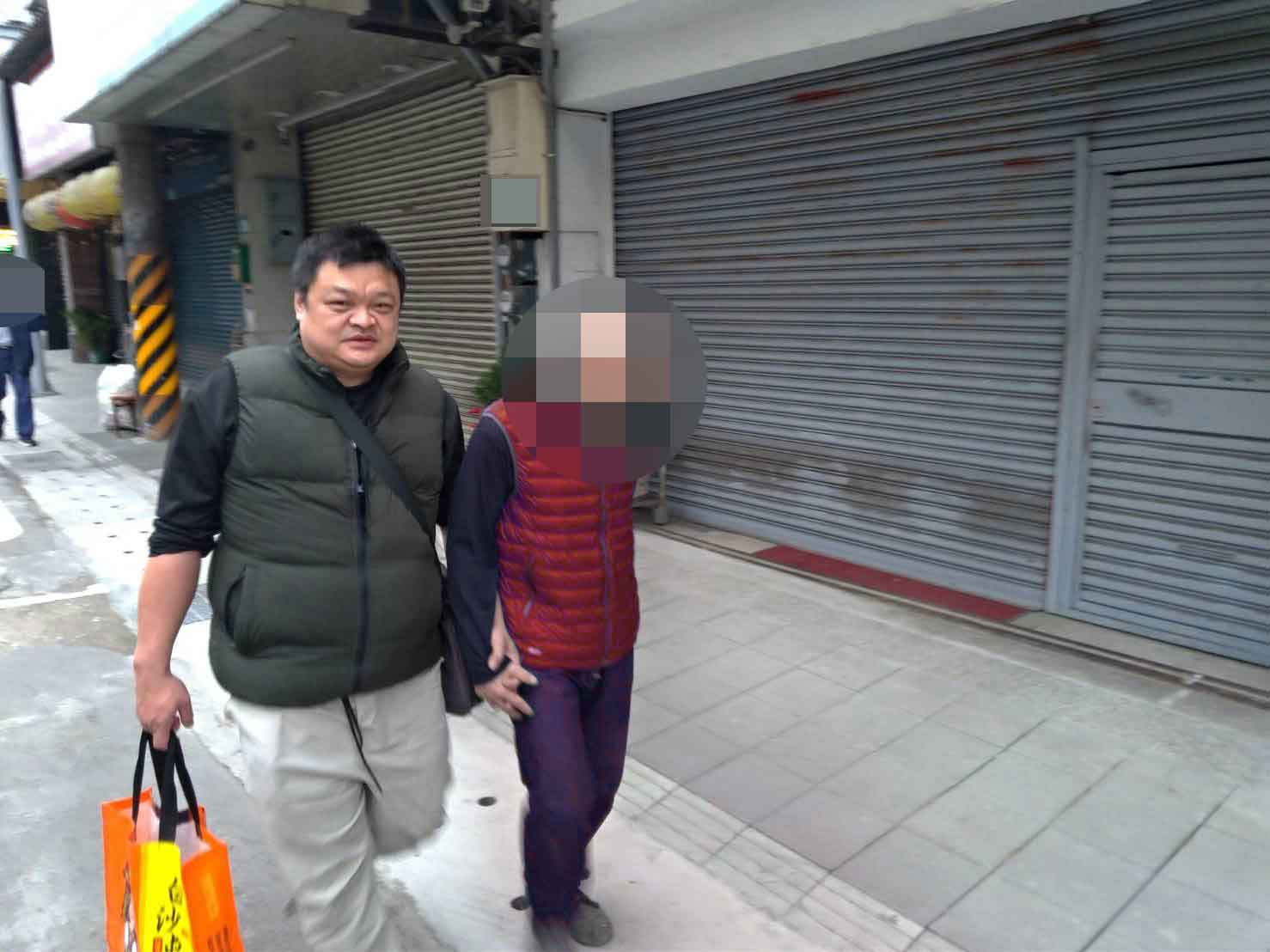 新北分署執行團隊夜間埋伏，終於在清晨拘獲義務人，執行員準備將其帶回辦公室訊問。