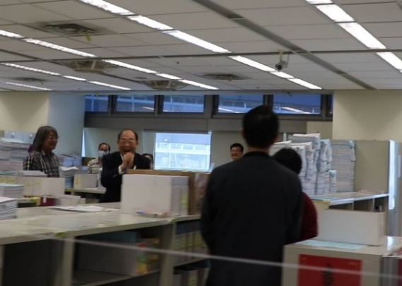 行政執行署黃署長玉垣訪視新北分署，頒發個人獎牌，並由黃分署長立維陪同向各科室同仁拜年。