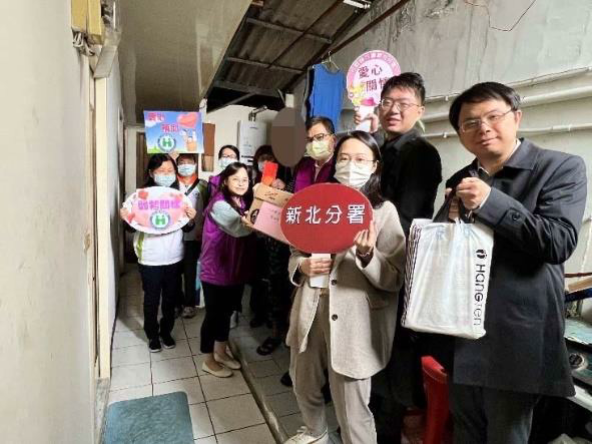 新北分署姜行政執行官帶領執行同仁及3位學習司法官至新莊區吳姓義務人租屋處愛心關懷。