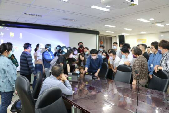 新北分署統計室工程師為執行科同仁解說筆錄無紙化簽名設備之操作步驟。