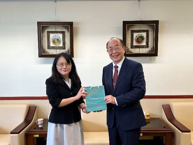 行政院洗錢防制辦公室蘇執行秘書佩鈺致贈宣導品予本署黃署長玉垣。