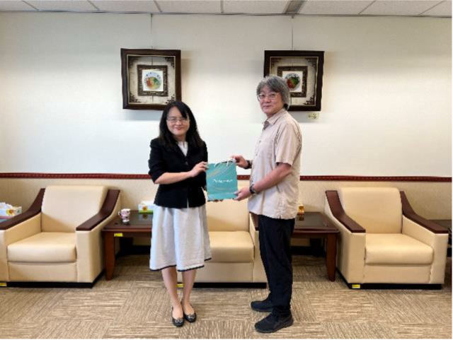 行政院洗錢防制辦公室蘇執行秘書佩鈺致贈宣導品予新北分署黃分署立維。
