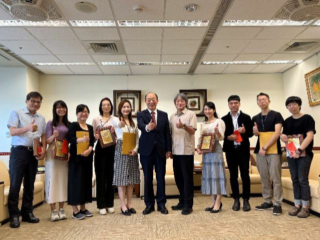 本署黃署長玉垣、新北分署黃分署立維與新北分署「112年度執行績效優良」等獎項獲獎同仁合影留念。
