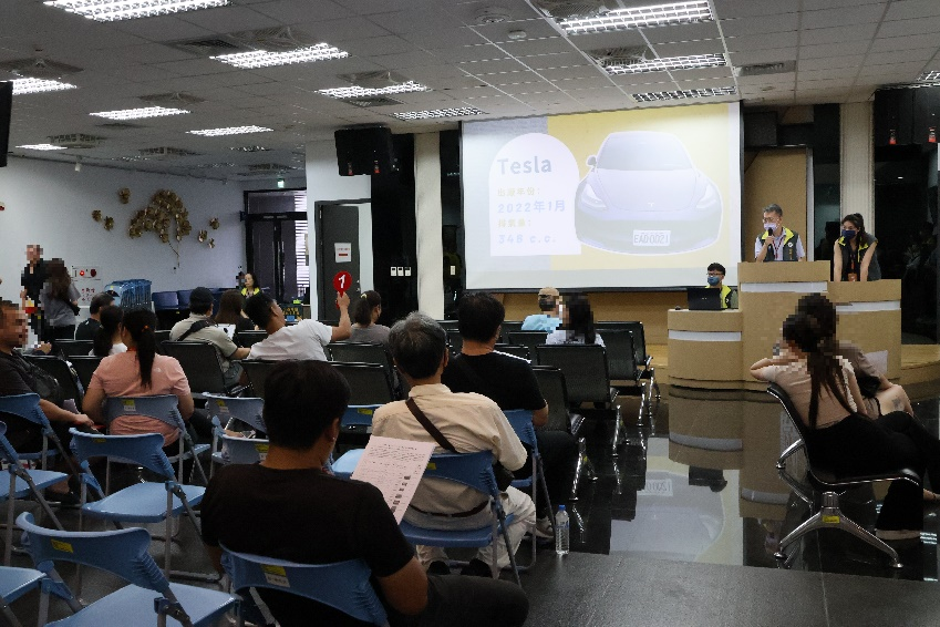 賣會大部分的民眾都已作足功課，有備而來，出價非常踴躍